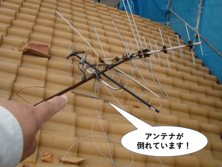 和泉市の屋根のアンテナが倒れています