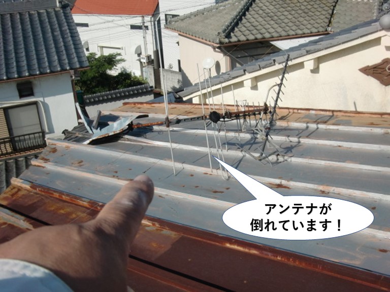 阪南市の屋根にアンテナが倒れています