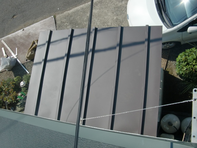 泉南市岡田の玄関庇瓦棒葺き