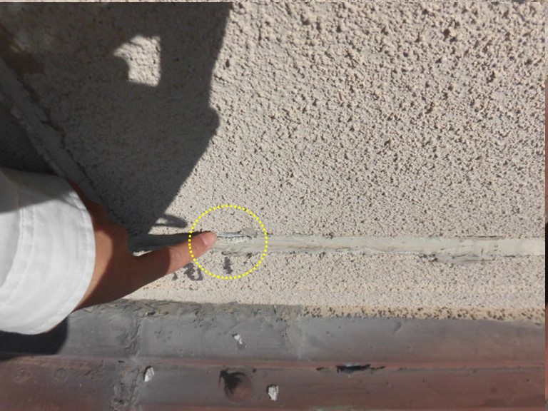 泉南郡岬町の壁際のコーキングが割れてきています