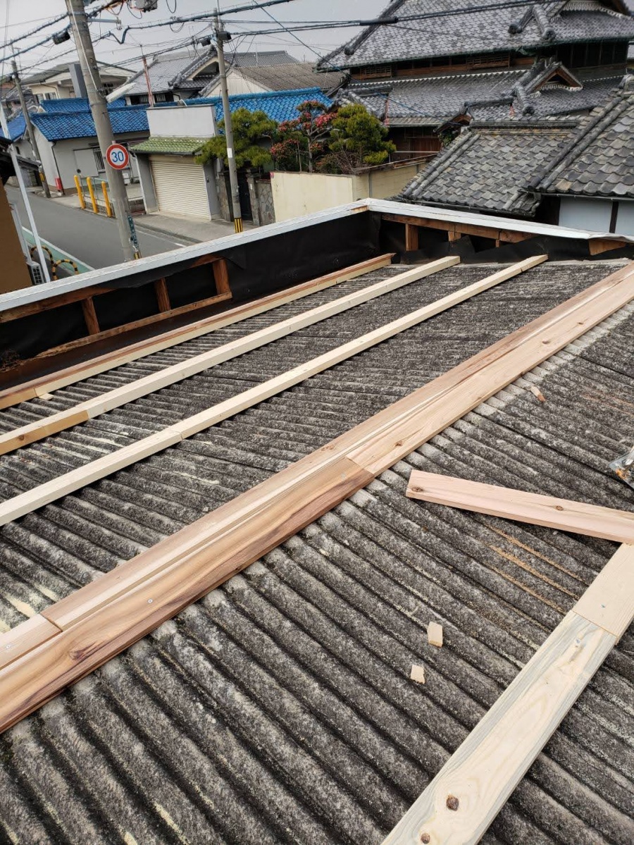 堺市のガレージの屋根に下地を設置