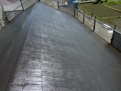 岸和田市真上町の外壁塗装と屋根塗装で屋根の上塗り