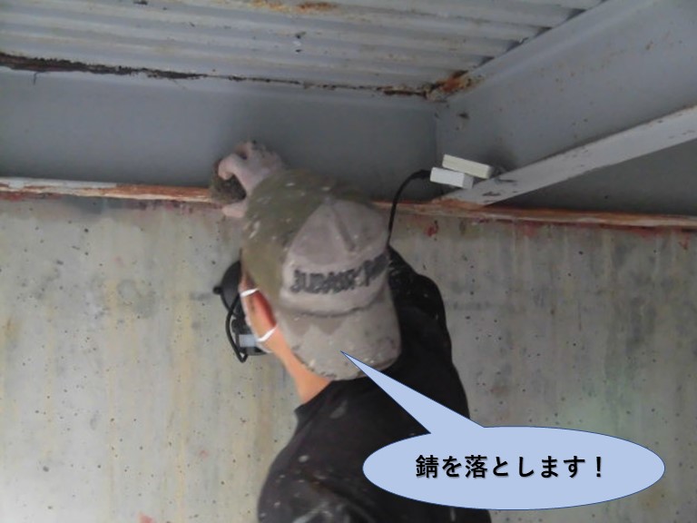 岸和田市のガレージの錆を落とします！