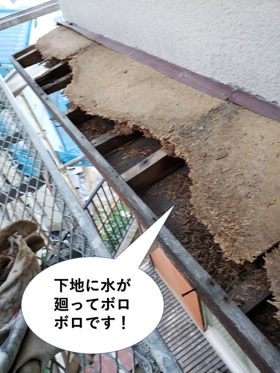 貝塚市の庇の下地にに水が廻ってボロボロです