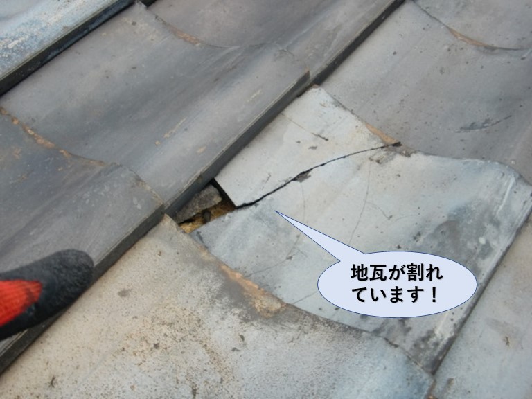 貝塚市の地瓦が割れています