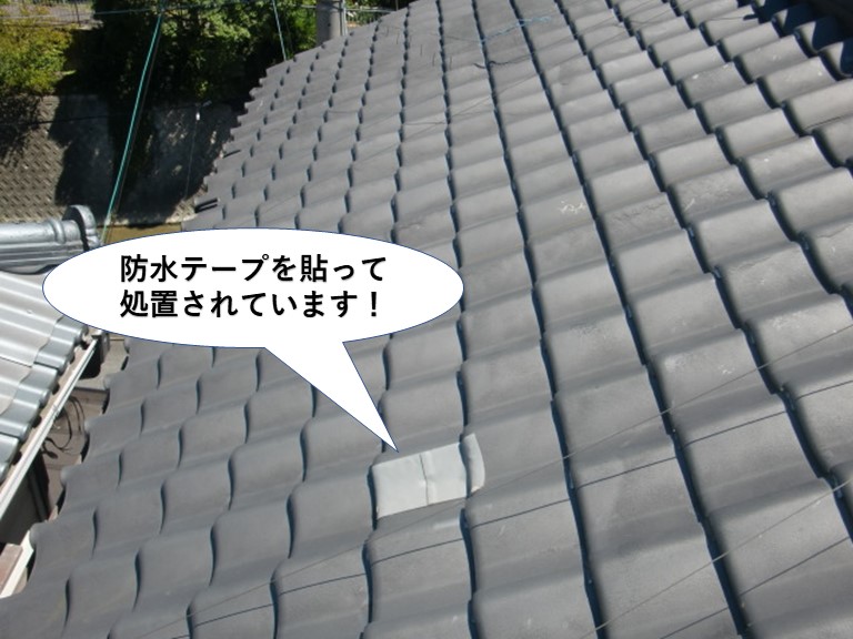 忠岡町の屋根の瓦が割れています