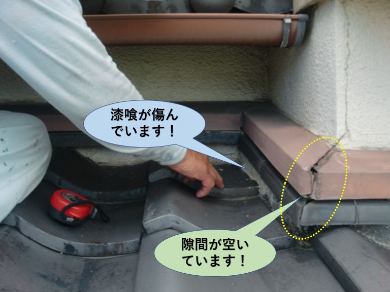 貝塚市の壁際水切りと漆喰が傷んでいます