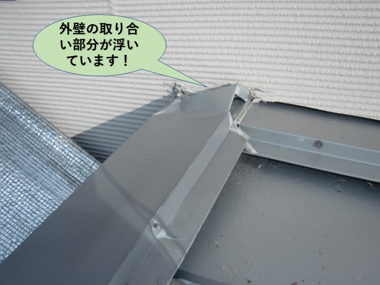 貝塚市の外壁の取り合い部分が浮いています