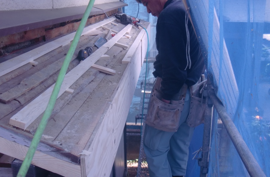 岸和田市土生町の庇に下地設置