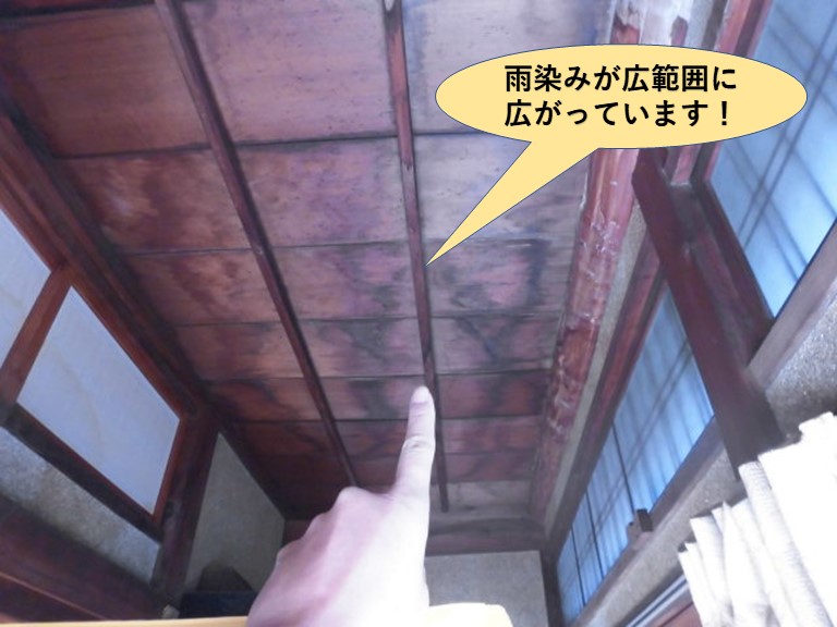 岸和田市西之内町の縁側で雨染みが広範囲に広がっています！