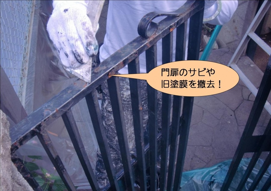 泉北郡忠岡町で門扉のサビ落とし中