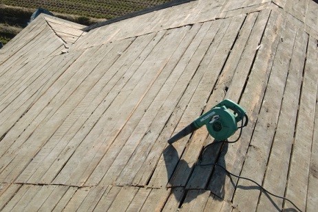 岸和田市天神山町の和瓦の葺き替えで古い瓦撤去2日目