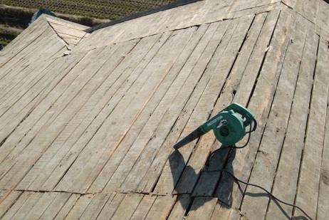 岸和田市東大路町の屋根瓦葺き替えで既存瓦と土の撤去