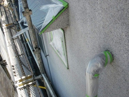 岸和田市極楽寺町で中塗り工程の屋根と外壁塗装