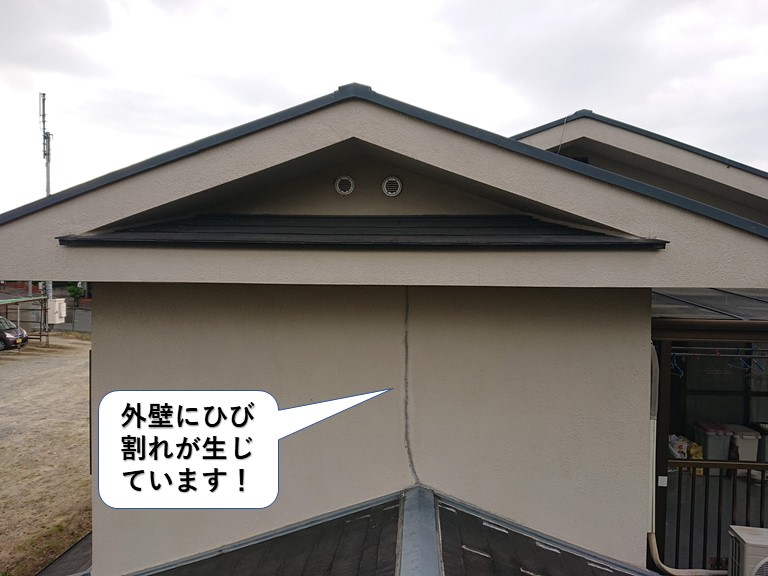和泉市の外壁にひび割れが生じています