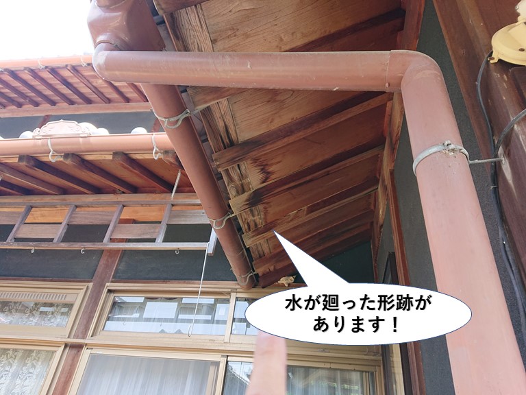貝塚市の軒裏に雨水が廻った形跡があります