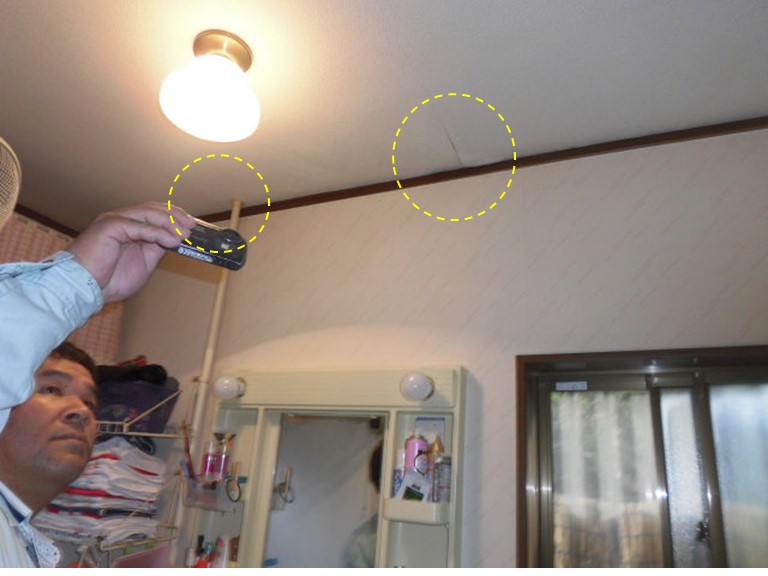 岸和田市八阪町の洗面所の雨漏り調査