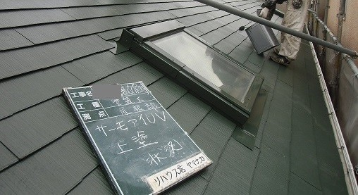 岸和田市極楽寺町で上塗り工程の外壁と屋根塗装