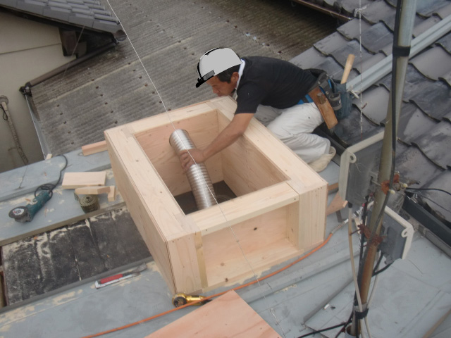 岸和田市内畑町のお風呂場の屋根かさ上げ中