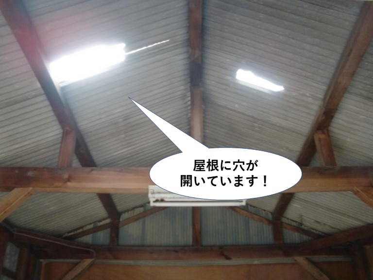 泉佐野市のガレージの中に穴が開いています