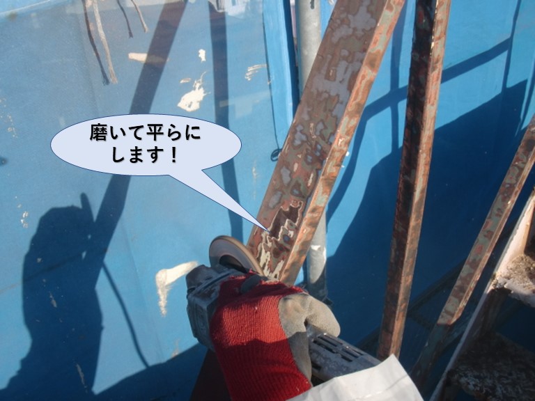 岸和田市の鉄骨階段を磨いて平らにします