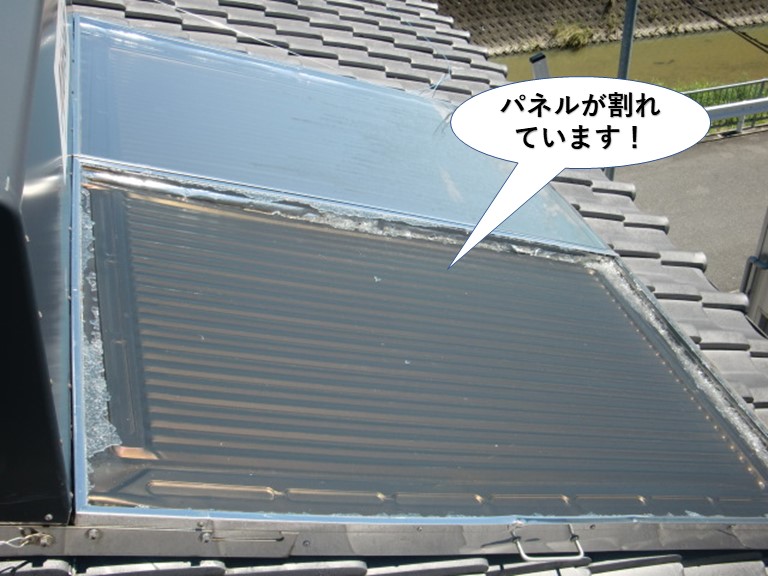 忠岡町のソーラーのパネルが割れています