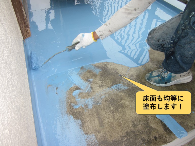 和泉市のベランダの床面にもウレタン樹脂を均等に塗布します