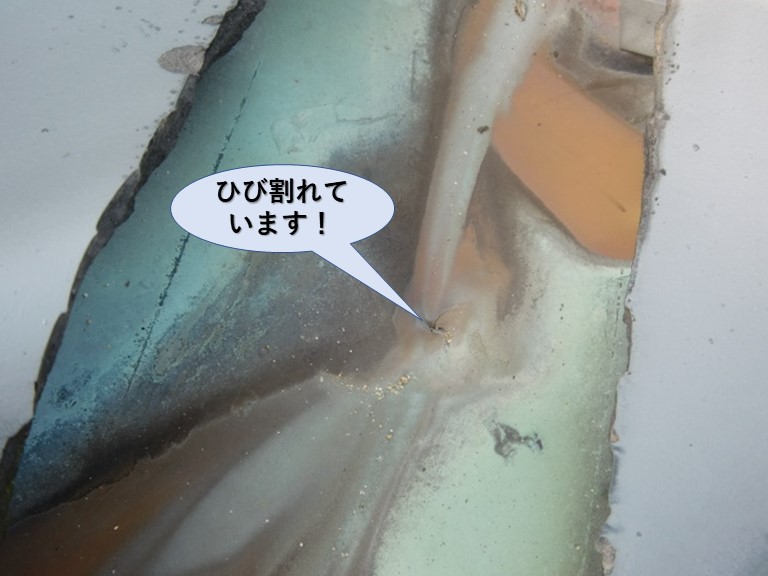 泉南市樽井の屋根の谷樋にひび割れ