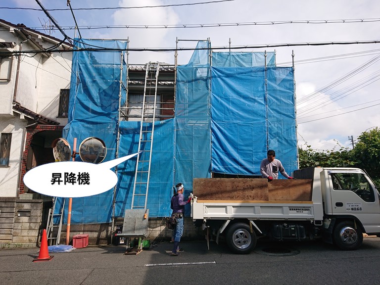 泉佐野市で足場と昇降機を設置