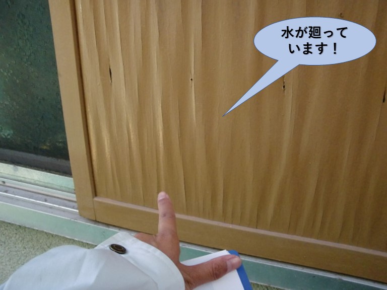 岸和田市の雨戸に水が廻っています