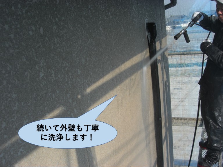 岸和田市で続いて外壁も丁寧に洗浄します！