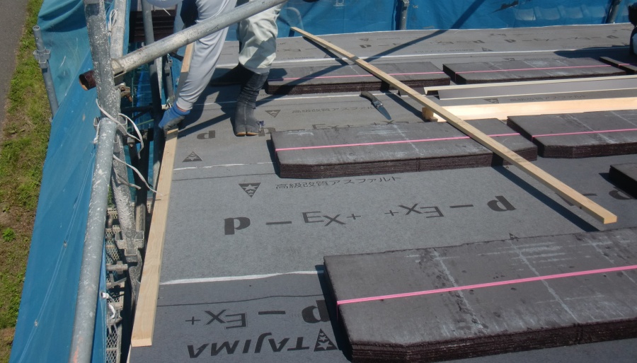 岸和田市土生町の屋根にのぼり木取り付け