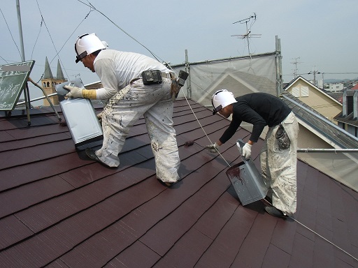 泉佐野市俵屋で屋根の上塗り塗装に入りました！