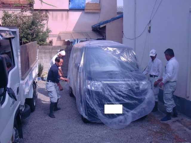 岸和田市藤井町で近隣様の車を養生