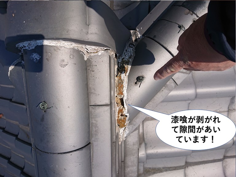 泉大津市の漆喰が剥がれて隙間があいています