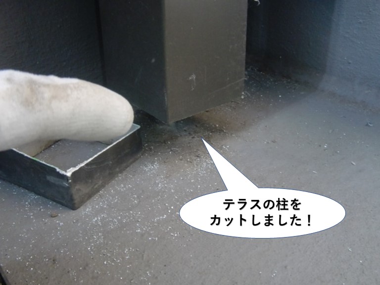 和泉市のテラスの柱をカット
