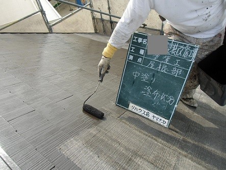 岸和田市真上町の外壁塗装と屋根塗装で屋根の中塗り
