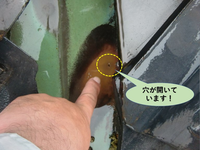 岸和田市の谷樋に穴が開いています