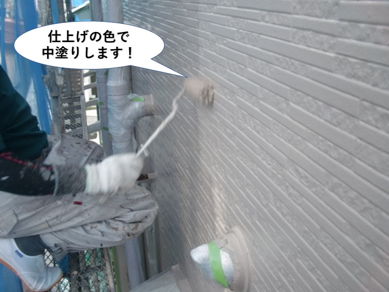 高石市の外壁を仕上げの色で中塗りします
