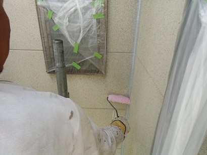 岸和田市真上町の外壁塗装と屋根塗装で外壁下地塗り