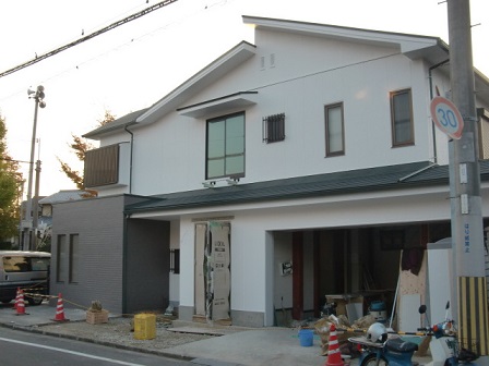 岸和田市上松町の外壁塗装で雨戸などの部分塗装や樋の取付