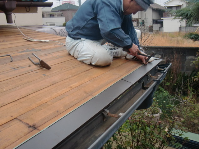 岸和田市野田町軒先水切り・唐草取付