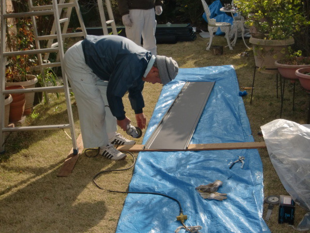 岸和田市野田町でガルバリューム鋼板縦平葺き現場加工