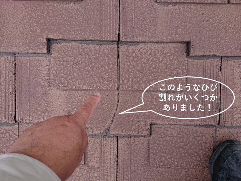貝塚市のスレート屋根にこのようなひび割れがいくつかありました