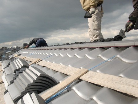 岸和田市天神山町の和瓦の葺き替えで棟瓦設置
