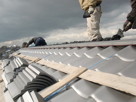 岸和田市東大路町の和瓦の屋根の葺替えで大棟の設置