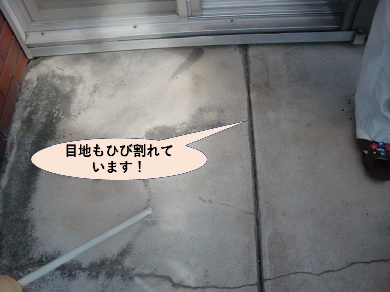 岸和田市池尻町のベランダ劣化状況・目地ひび割れ