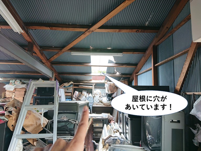 貝塚市のガレージの屋根に穴があいています