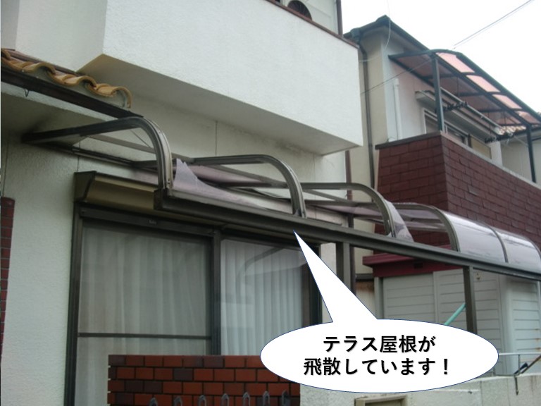 和泉市のテラス屋根が飛散