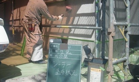 岸和田市極楽寺町で下地塗り工程の外壁塗装